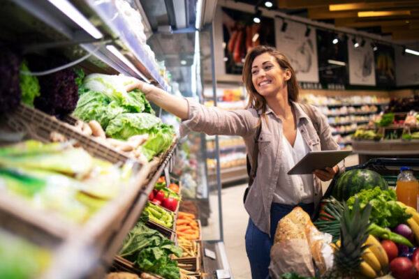 Hasta qué hora está abierta la tienda de alimentos más cercana